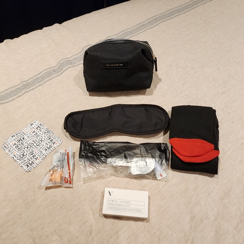 TRAVEL ESSENTIALS KIT - Picture 3 of 4